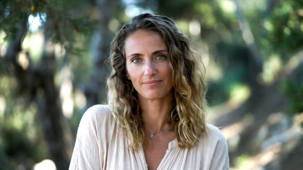 Photographe capturant un portrait expressif en extérieur autour de Narbonne