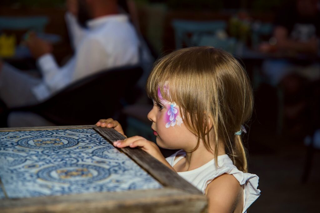 Enfant avec un maquillage floral lors d’un anniversaire