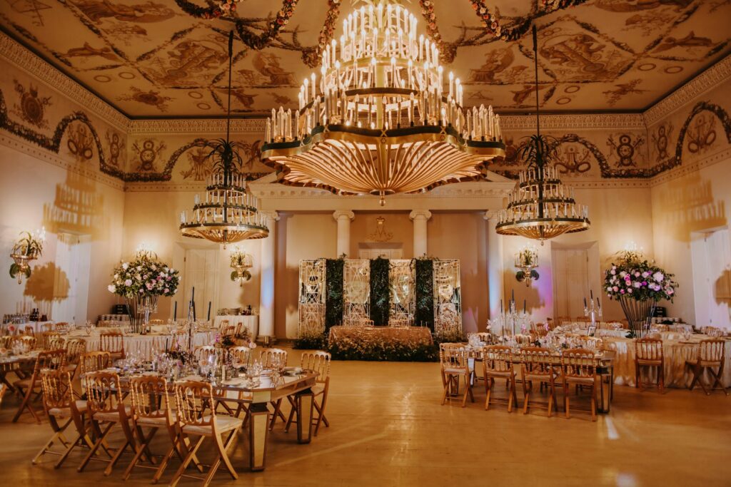 Salle de banquet avec lustres et tables dressées pour une réception