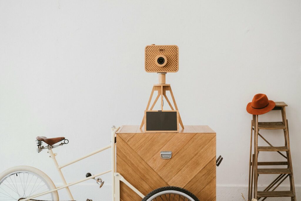 Appareil photo sur trépied prêt pour un coin photo lors d’une réception