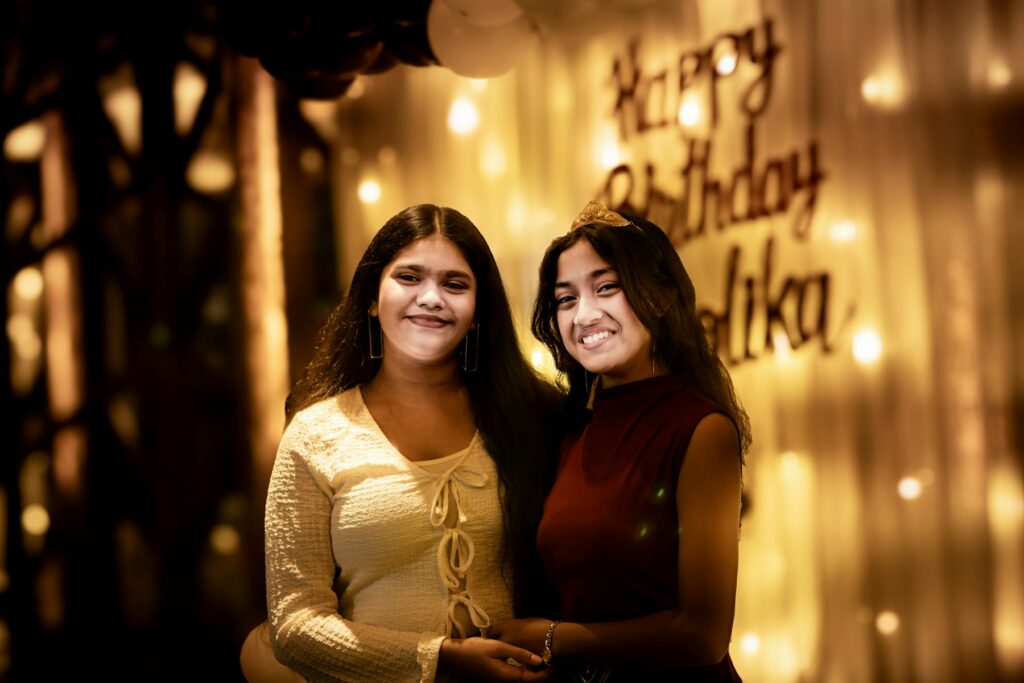 Invitées souriantes lors d’une fête d’anniversaire