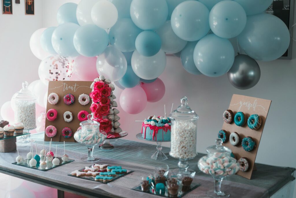 Table de fête d’anniversaire dressée avec gâteau et buffet