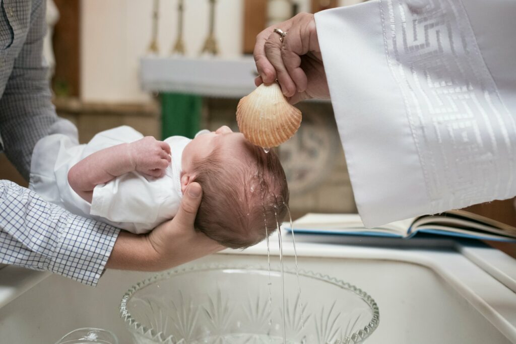 Enfant en bas âge pendant la cérémonie de baptême