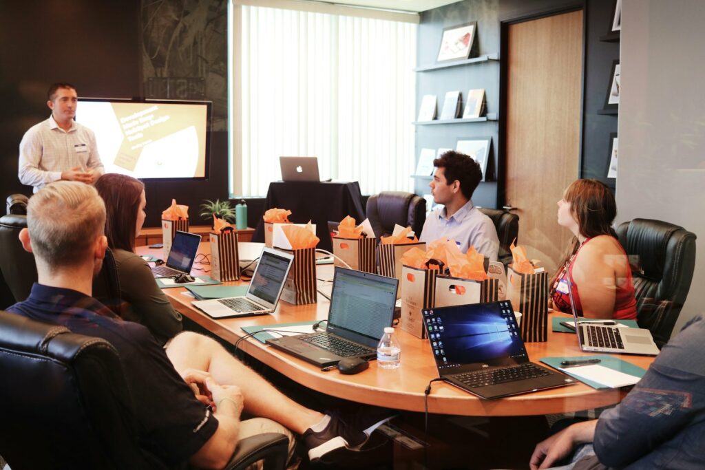 Présentation devant une équipe lors d’un séminaire d’entreprise